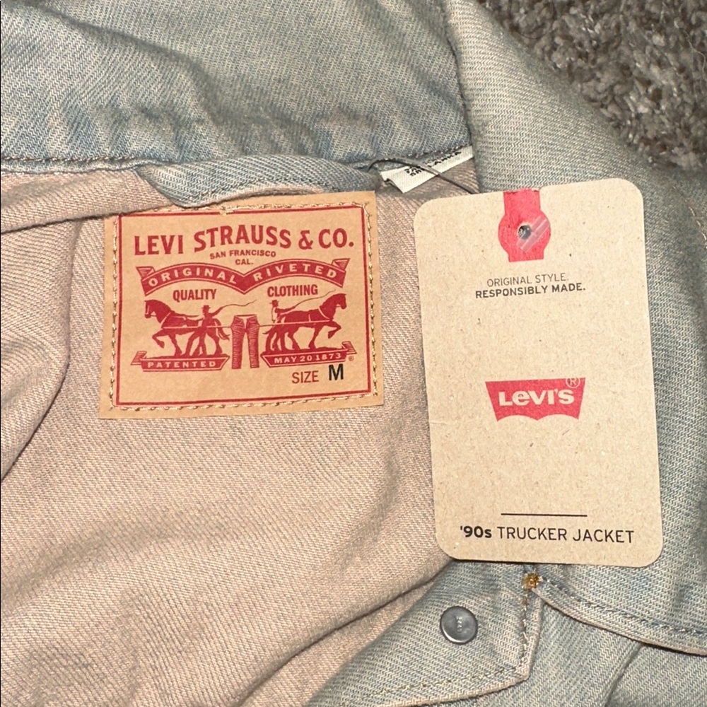 Levi's Women's Denim 90’s Trucker Jacket NWT - Picture 2 of 4
